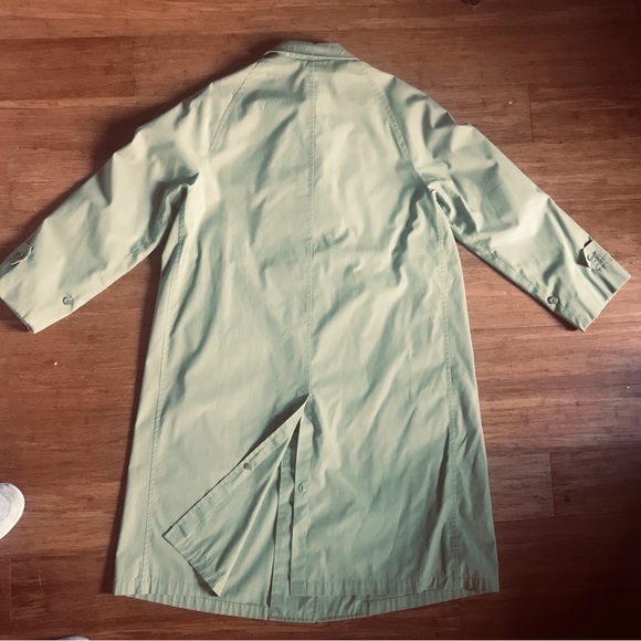 Timeless, size 16 London Fog belt less trench coat. Vintage, mint condition. - Picture 6 of 6